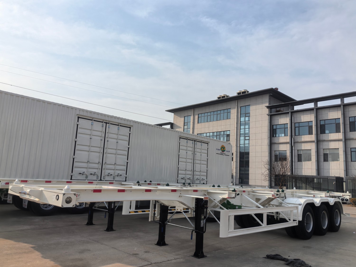 Skeleton semi-trailer