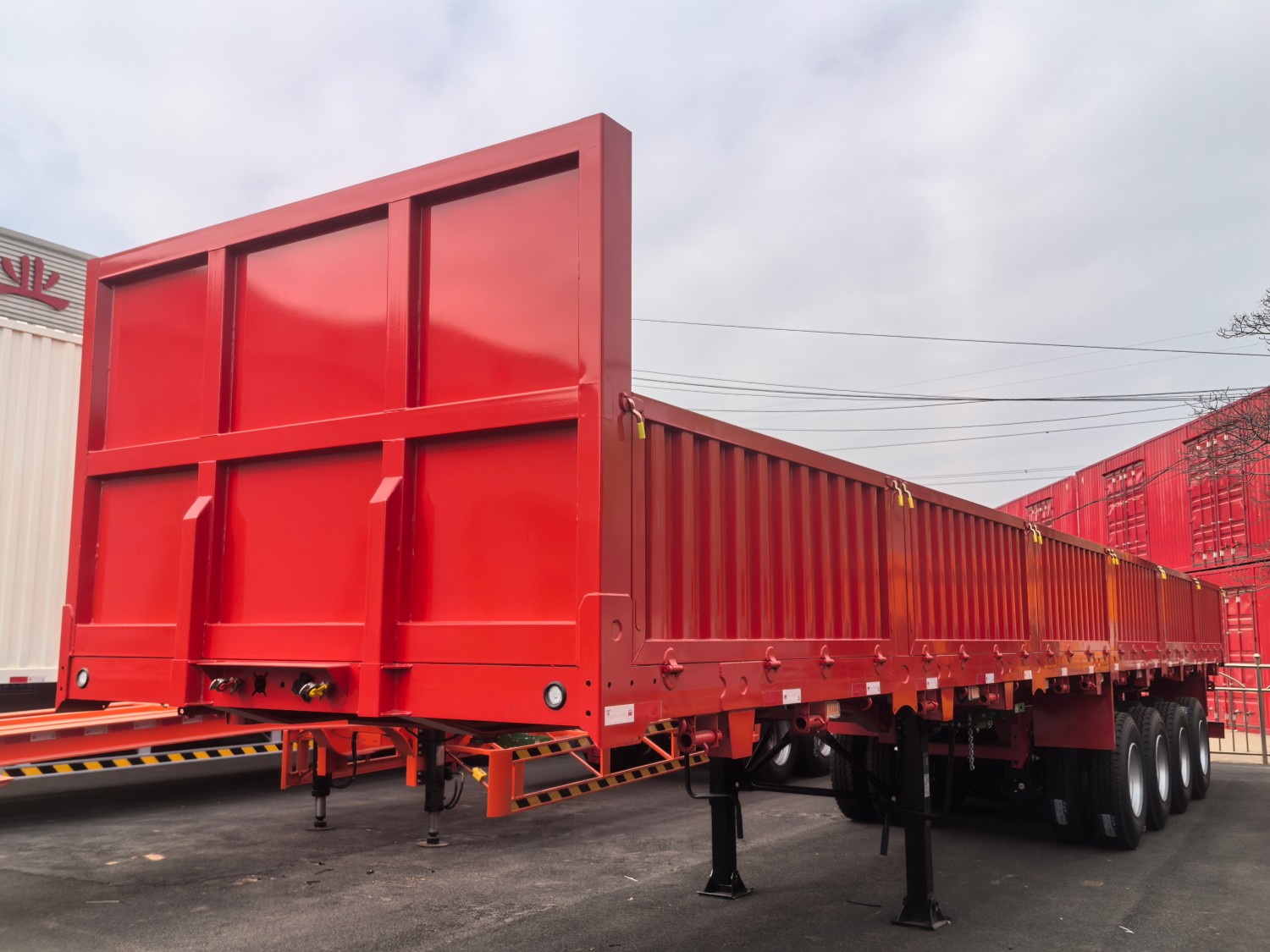 Low fence semi-trailer